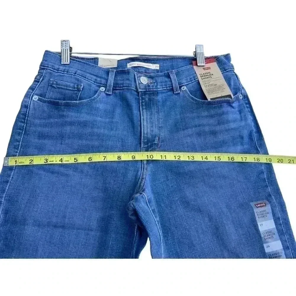 LEVI’S CLASSIC BERMUDA JEAN SHORTS•MEDIUM•SIZE 8•